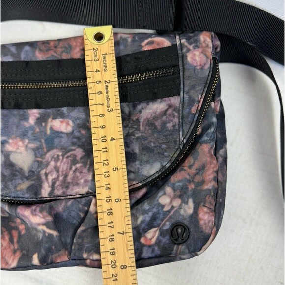 Lululemon Festival Crossbody Bag II 5L Frosted Rose Multi Black Full Zip - Picture 13 of 14